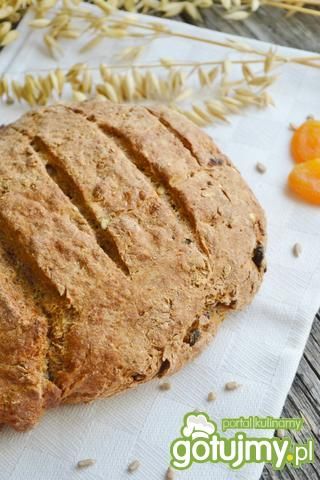 Chleb z ziarnami i suszonymi morelami