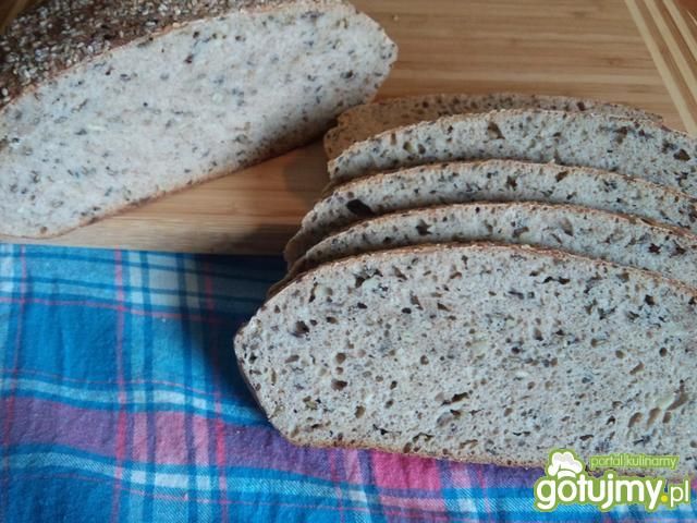 Chleb z ziarnami na zakwasie pszennym