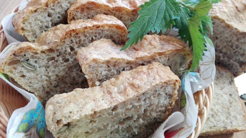 Chleb z ziarnami, otrębami i pokrzywą Chleb z ziarnami, otrębami i pokrzywą