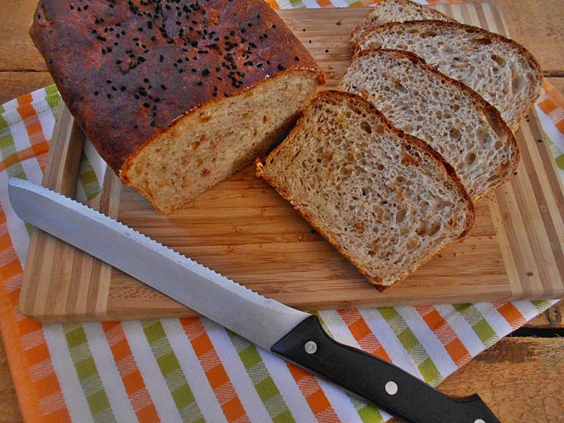 Chleb z ziemniakami, czarnuszką i cebulą