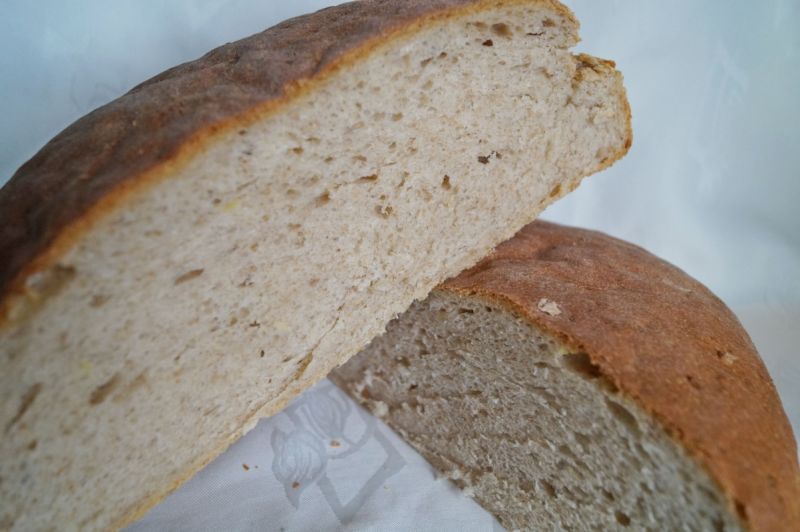 Chleb z ziemniakami i jajkiem na zakwasie