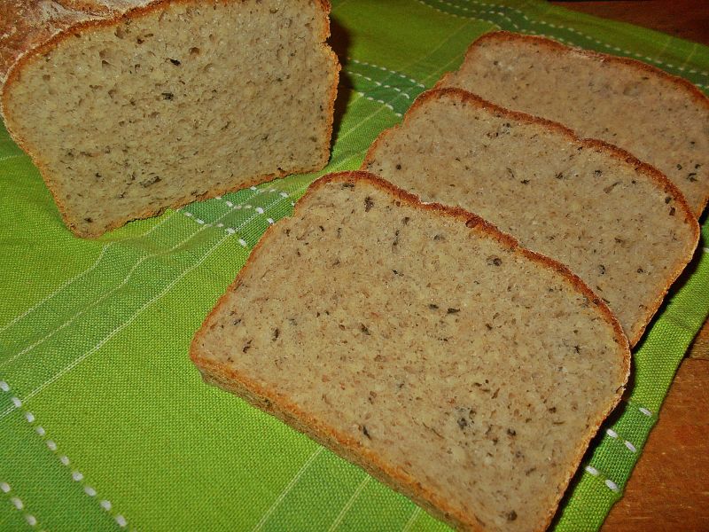 Chleb z ziemniakami kaszą i czosnkiem niedźwiedzim