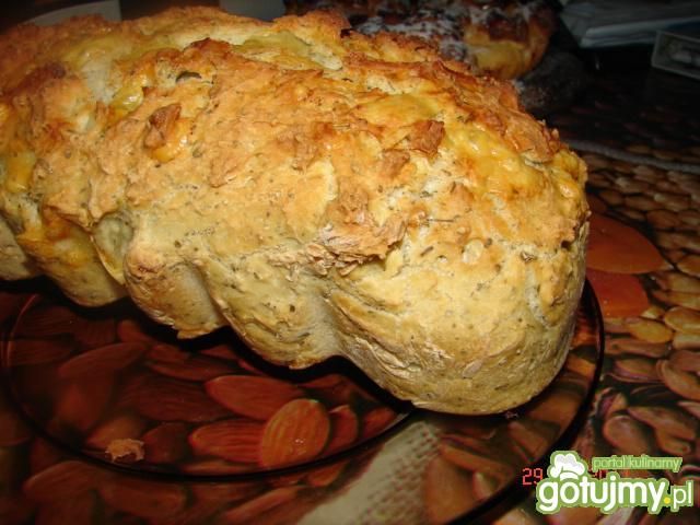 Chleb z ziołami i żółtym serem Chleb z ziołami i żółtym serem
