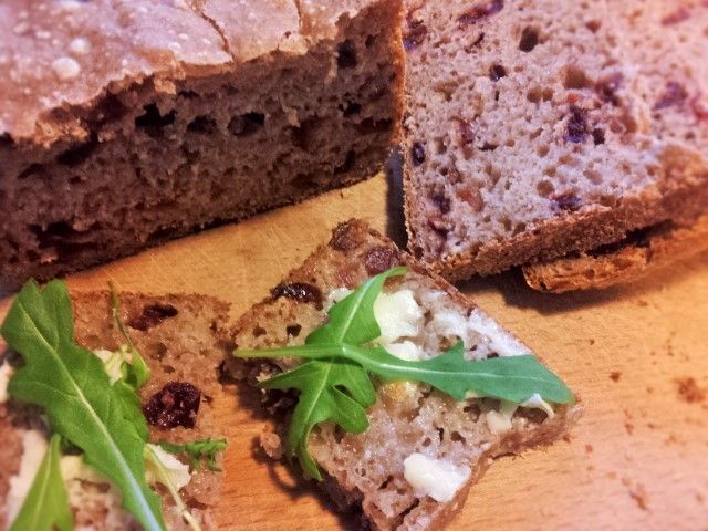 Chleb z żurawiną na zakwasie z maszyny