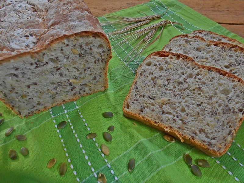 Chleb ze świeżym ogórkiem, serem i pestkami Chleb ze świeżym ogórkiem, serem i pestkami