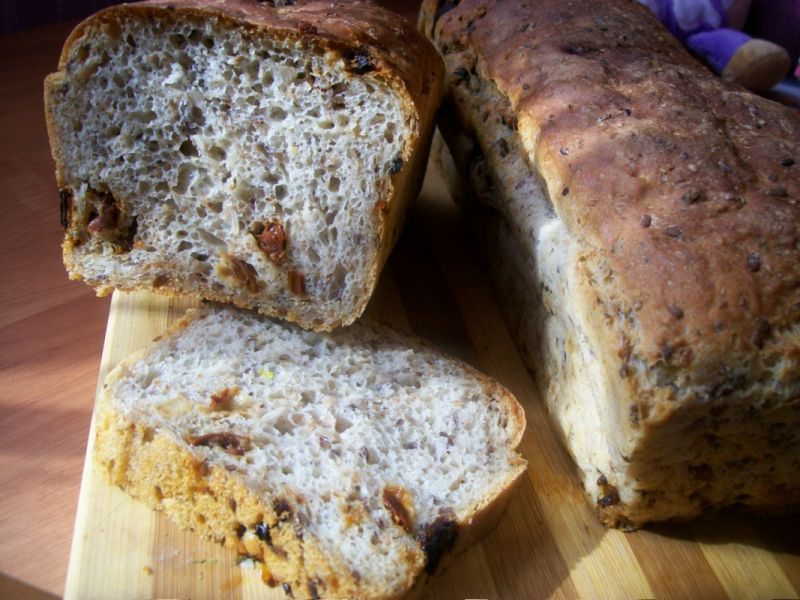 Chlebek drożdżowy z suszonymi pomidorami Chlebek drożdżowy z suszonymi pomidorami