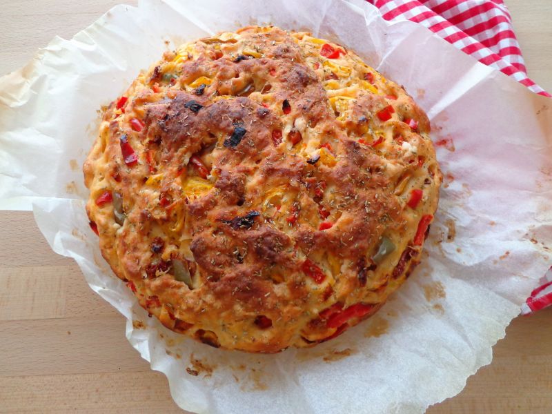 Chlebek-focaccia z suszonymi pomidorami i papryką