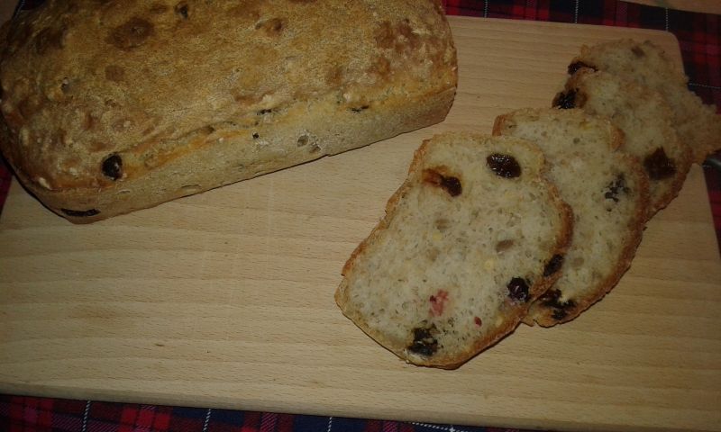 Chlebek krupczatkowo - orkiszowy z rodzynkami
