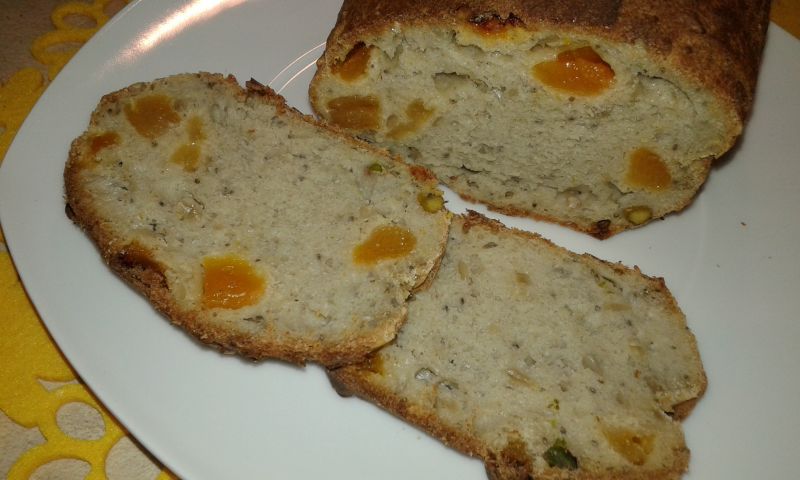 Chlebek morelowo - pistacjowy na mące chlebowej 