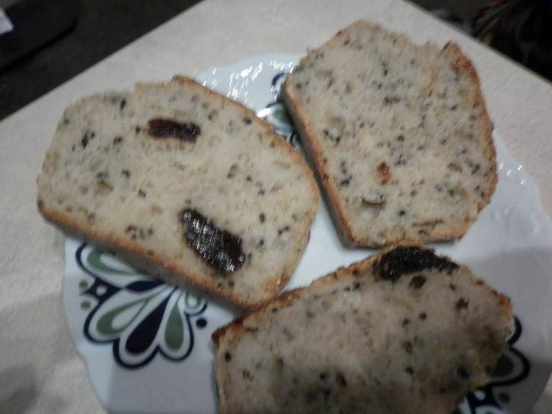 Chlebek na serwatce z suszoną śliwką i amarantusem