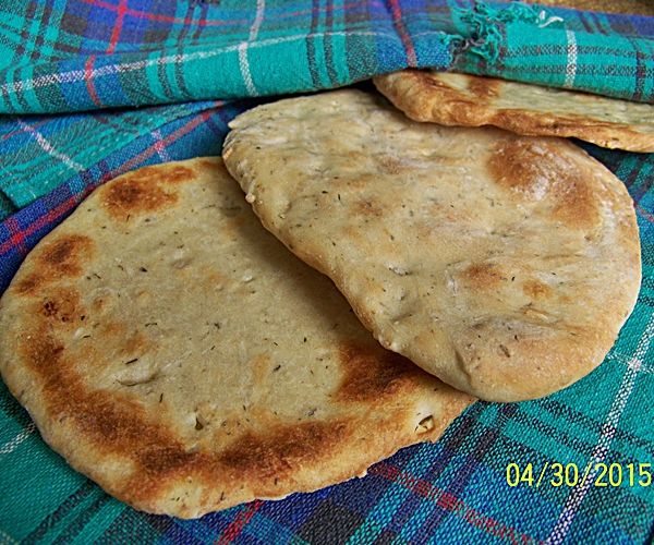 Chlebek naan z czosnkiem i kolendrą Chlebek naan z czosnkiem i kolendrą