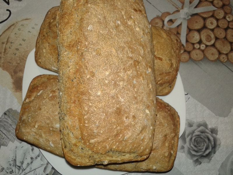 Chlebek otrębowo - slonecznikowy z czarnym sezamem Chlebek otrębowo - slonecznikowy z czarnym sezamem