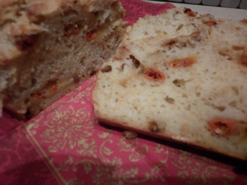 Chlebek z jagodami goji i orzeszkami piniowymi Chlebek z jagodami goji i orzeszkami piniowymi