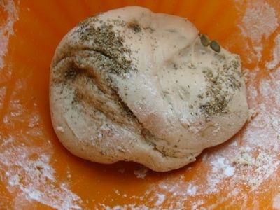 Chlebek z majerankiem i pestkami dyni