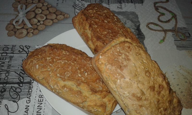 Chlebek z otrębami na maślance Chlebek z otrębami na maślance