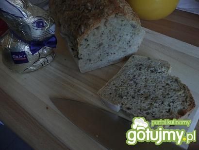 chlebek z ziarnami chlebek z ziarnami