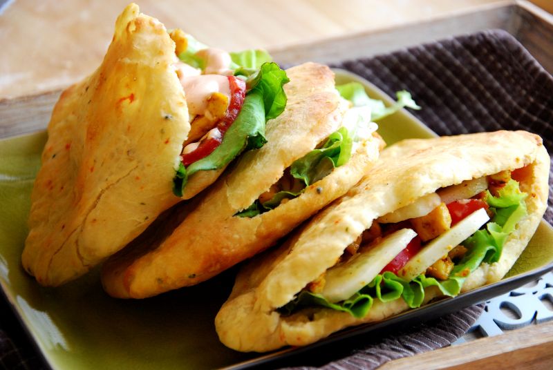 Chlebki naan z nadzieniem a'la kebab Chlebki naan z nadzieniem a'la kebab