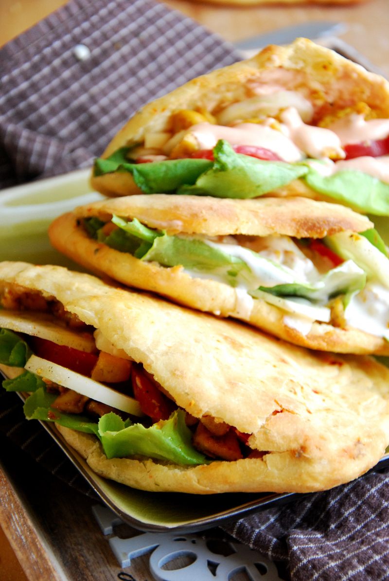 Chlebki naan z nadzieniem a'la kebab Chlebki naan z nadzieniem a'la kebab