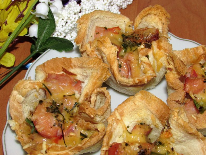 Chlebkowe koszyczki z dodatkami