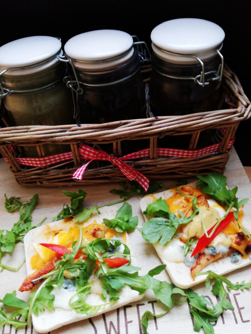 Chlebkowe zapiekanki z 3 serami i kurczakiem Chlebkowe zapiekanki z 3 serami i kurczakiem