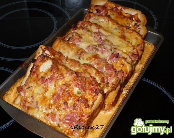 Chlebowa zapiekanka w sosie pomidor-ser.