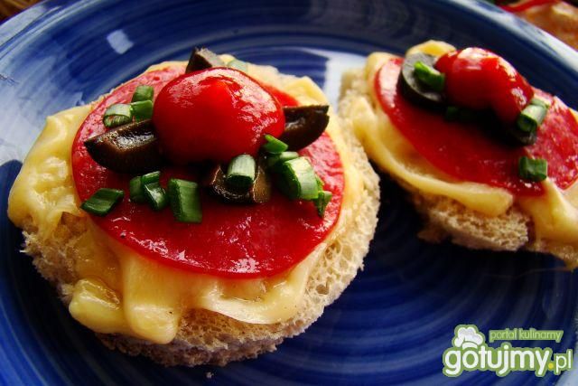 Chlebowe medaliony z salami 