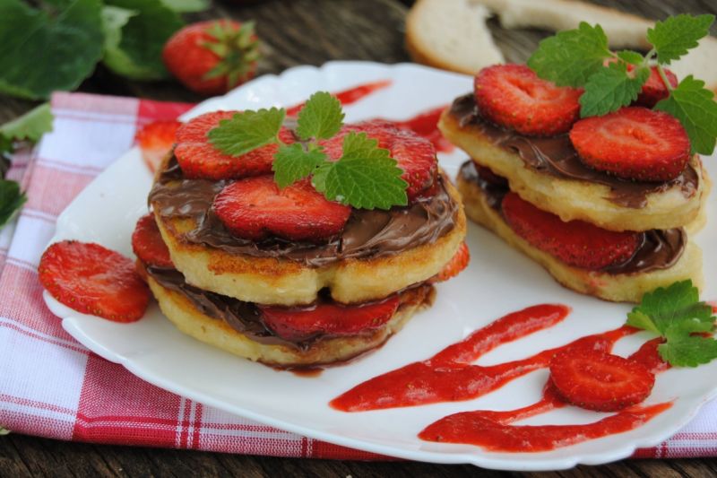 Chlebowo-truskawkowe piramidki