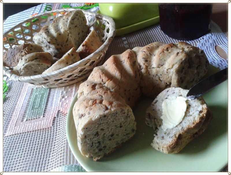 Chlebowy wieniec na piwie z ziarnami