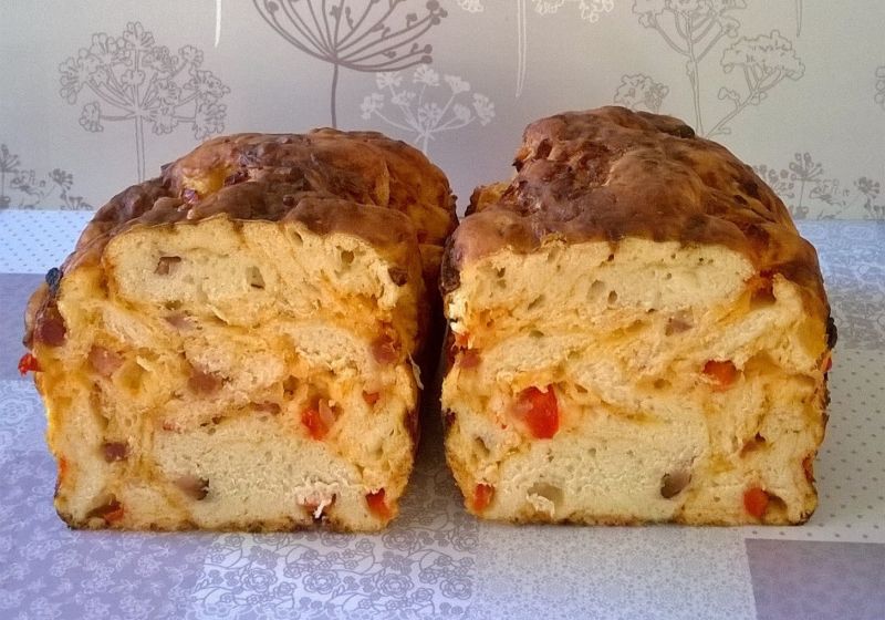 Chlebz papryką, boczkiem i żółtym serem