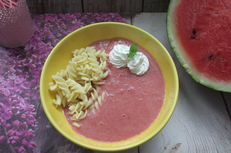 Chłodnik arbuzowy z makaronem