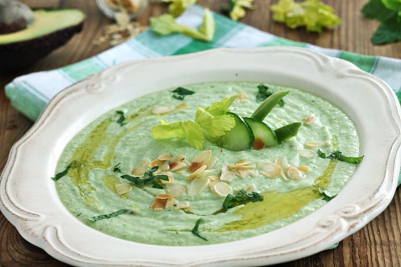 Chłodnik awokado z ogórkiem i selerem 