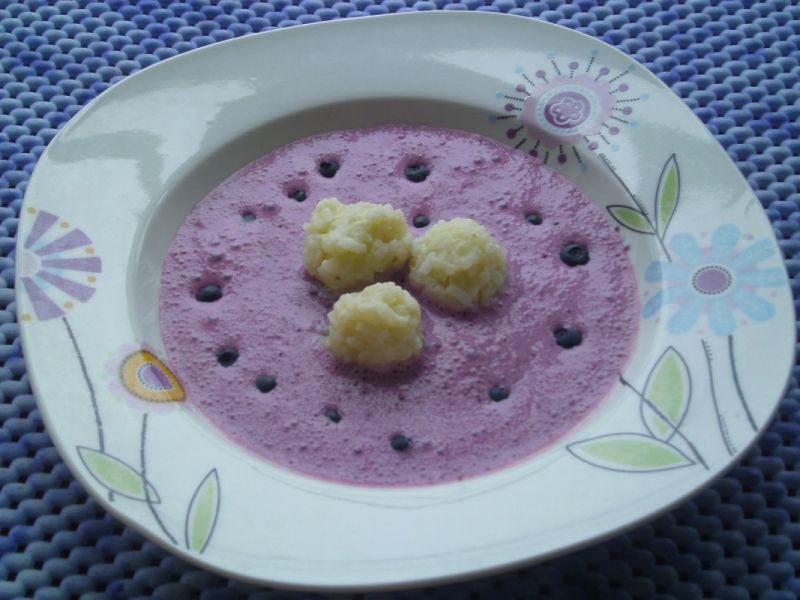 Chłodnik jagodowy z kluseczkami ryżowymi Chłodnik jagodowy z kluseczkami ryżowymi