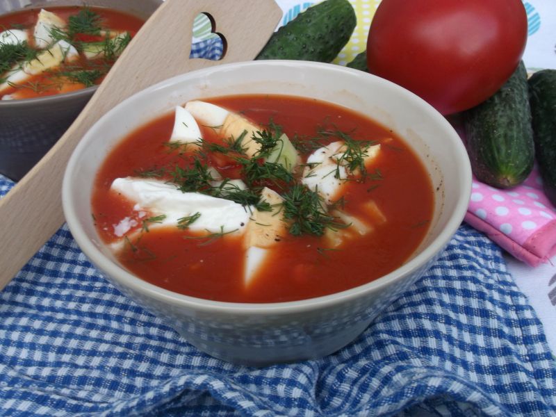 Chłodnik na soku pomidorowym z jajkiem