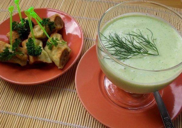 Chlodnik ogorkowy z cannelloni. Chlodnik ogorkowy z cannelloni.