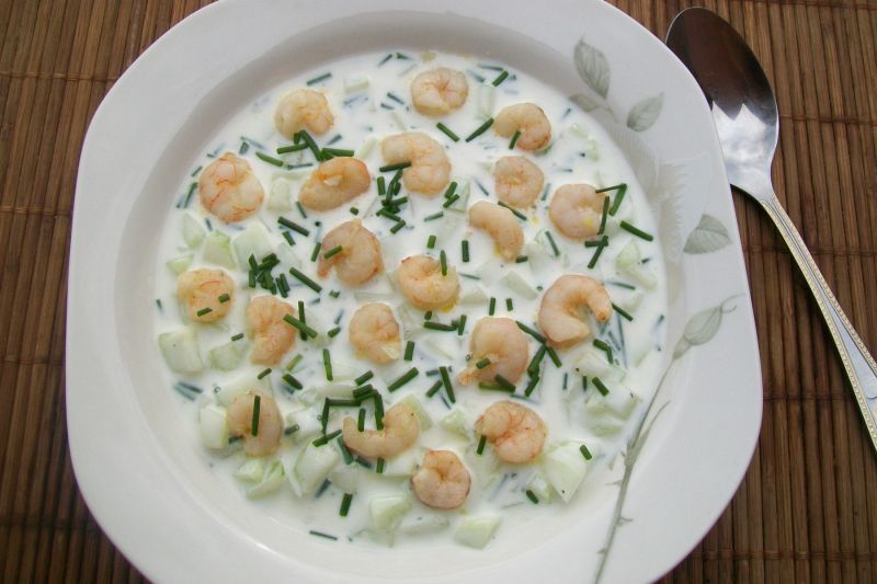 Chłodnik ogórkowy z krewetkami i awokado Chłodnik ogórkowy z krewetkami i awokado