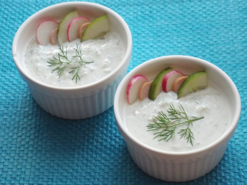 Chłodnik ogórkowy z rzodkiewką i parówką 