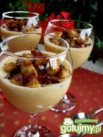 Chłodnik owocowo mleczny z grzankami Chłodnik owocowo mleczny z grzankami