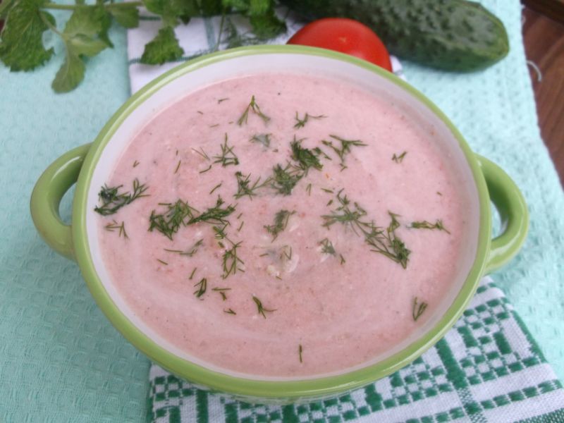 Chłodnik pomidorowo-ogórkowy z nutką mięty.