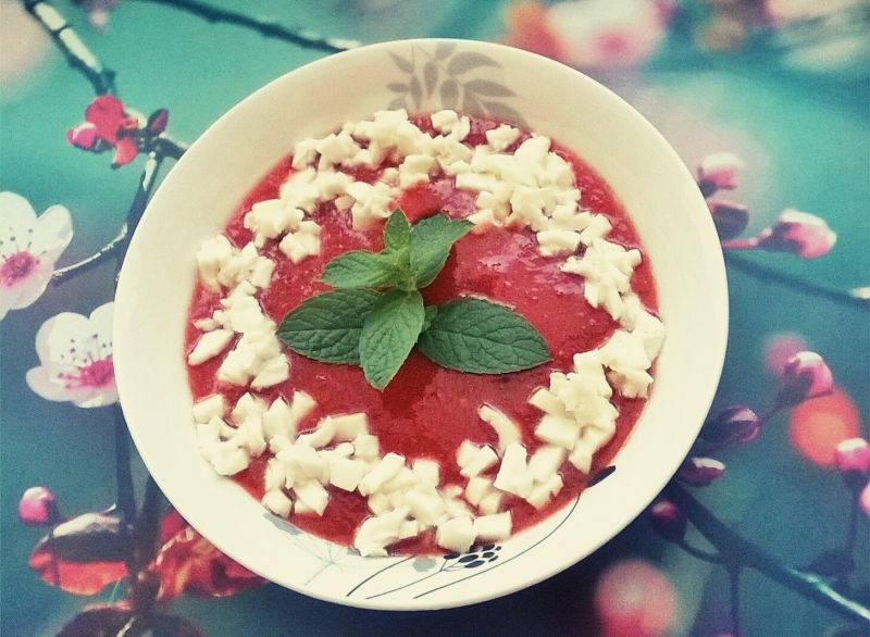 Chłodnik pomidorowo - paprykowy z mozzarellą