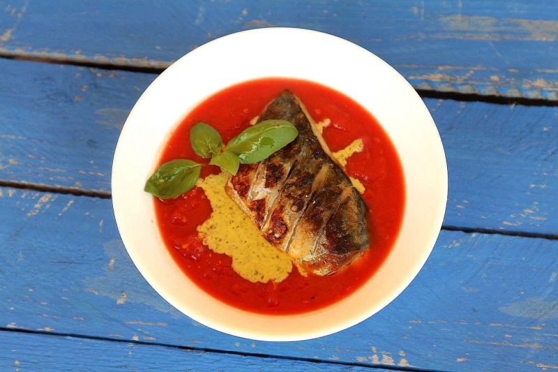 Chłodnik pomidorowy z grillowaną makrelą i pesto Chłodnik pomidorowy z grillowaną makrelą i pesto