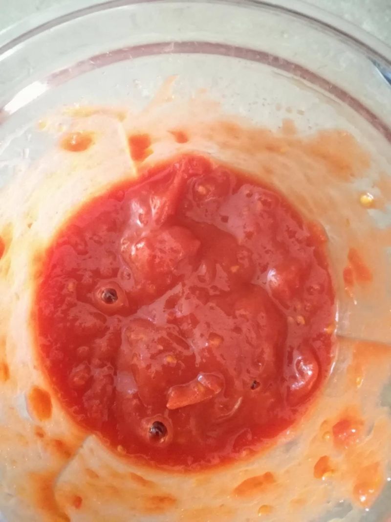 Chłodnik pomidorowy z grillowaną makrelą i pesto