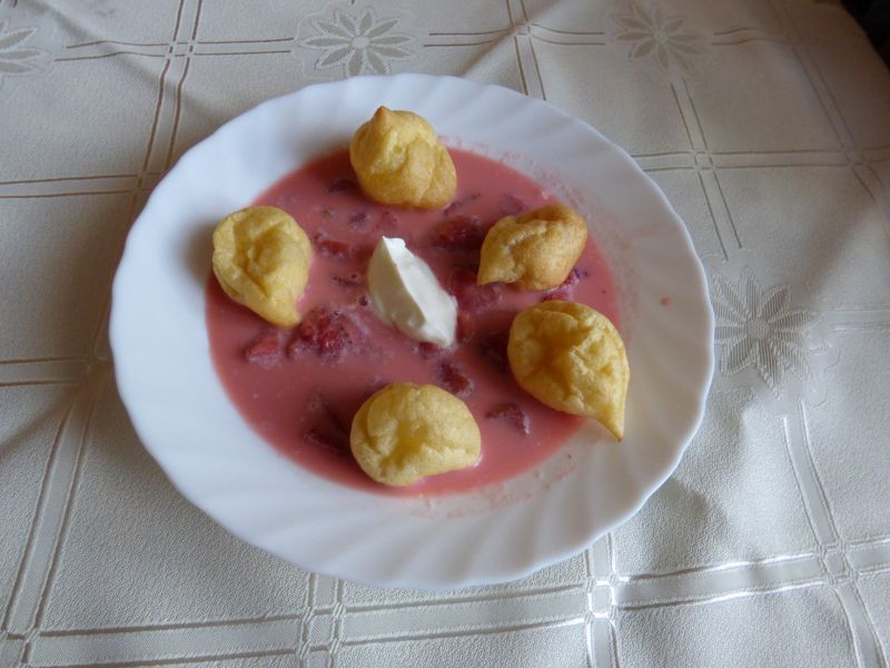 Chłodnik truskawkowy z mini ptysiami Chłodnik truskawkowy z mini ptysiami