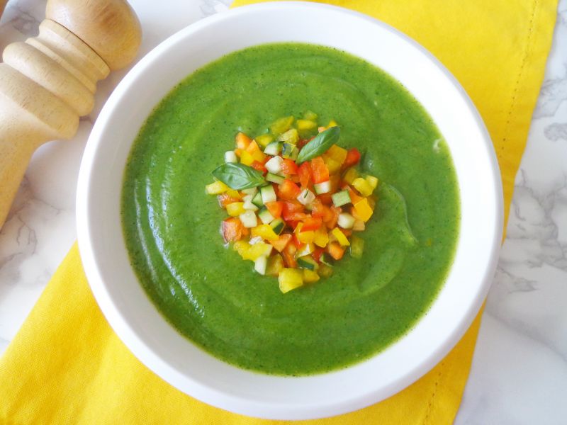 Chłodnik z cukinii z kolorowymi warzywami