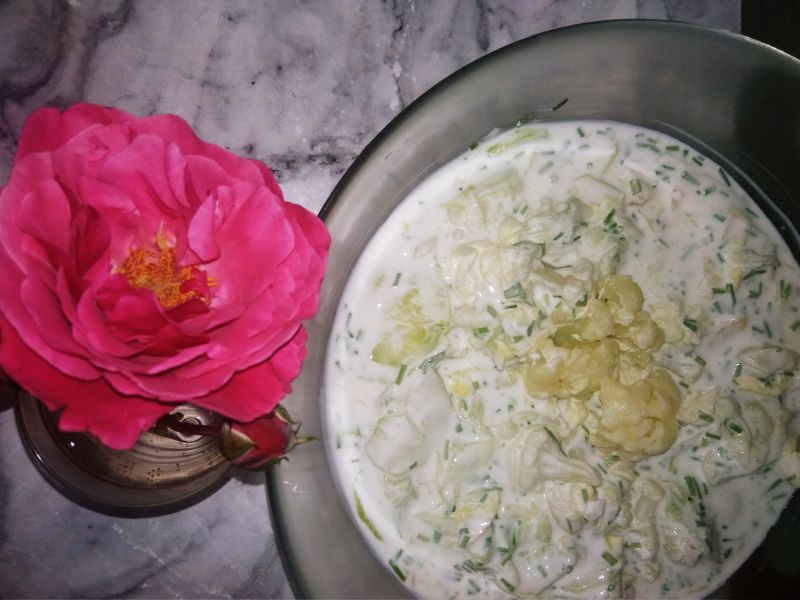 Chłodnik z ogórkiem sałatą lodową oraz kalafiorem. Chłodnik z ogórkiem sałatą lodową oraz kalafiorem.