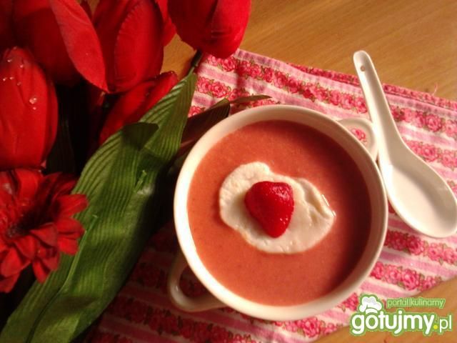 Chłodnik z truskawek z piankami