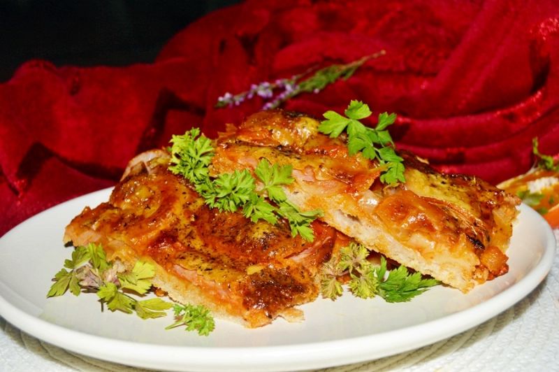 Chłopska pizza na cieście pszenno-żytnim  Chłopska pizza na cieście pszenno-żytnim