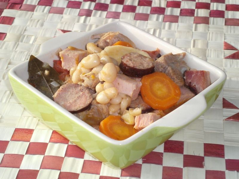 Chłopski garnek z fasolą i wędliną Chłopski garnek z fasolą i wędliną