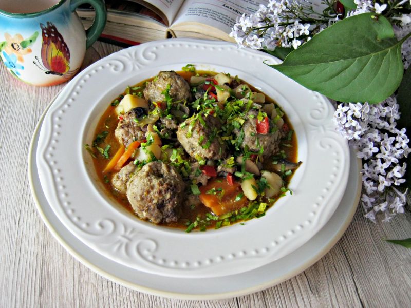 Chłopski garnek z wołowymi pulpecikami  Chłopski garnek z wołowymi pulpecikami