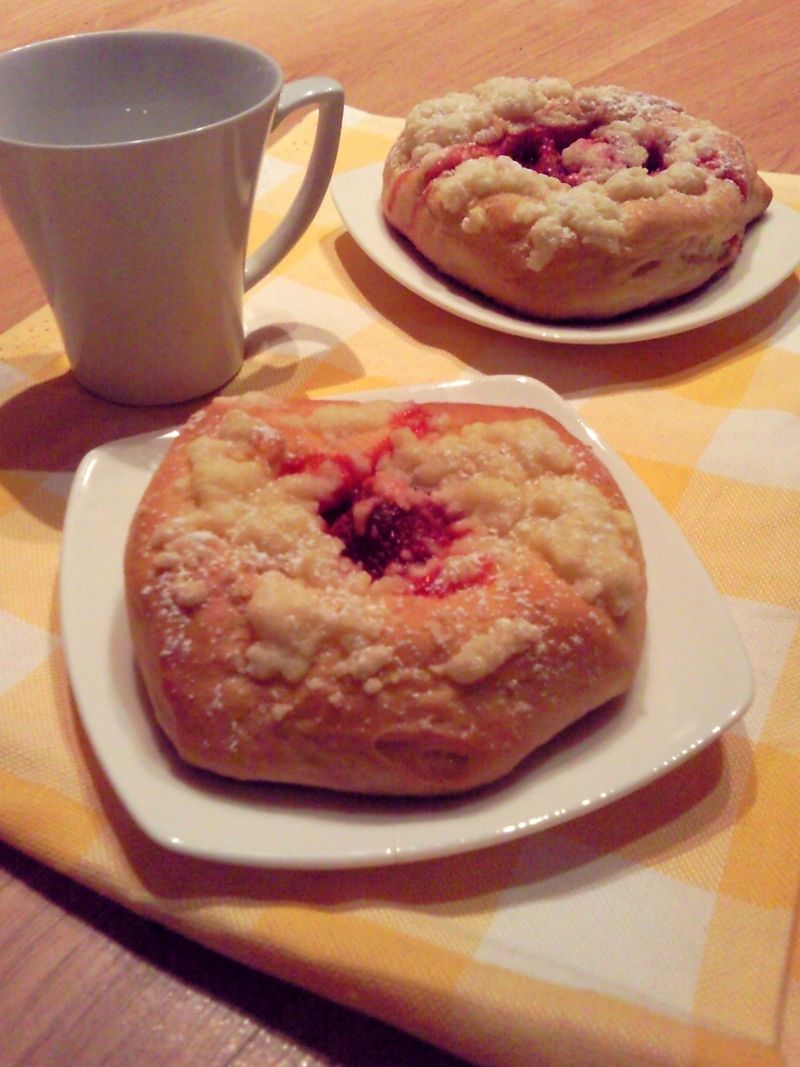 Chmurki drożdżowe z truskawkami i kruszonką