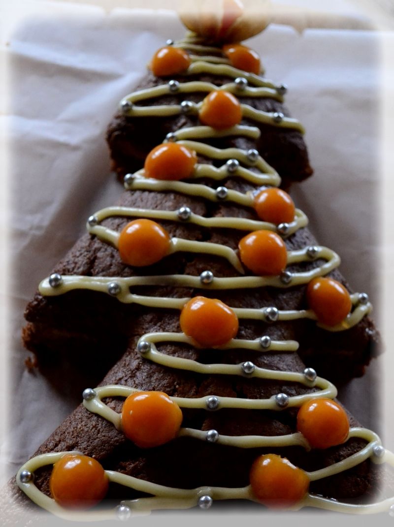 Choinka piernikowa przekładana masą chałwową 